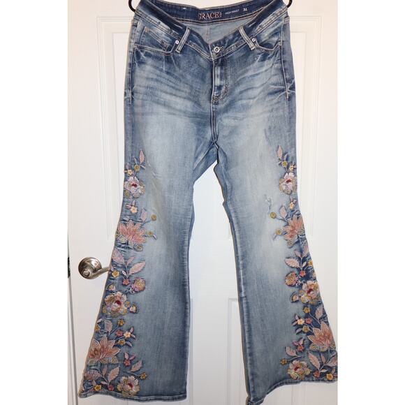 NWOT Gracie, size 31 blue jeans with embroidery work ￼